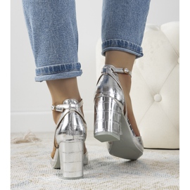 Escarpins argentés sur le poteau Davies 1 Escarpins argentés sur le poteau Davies 1