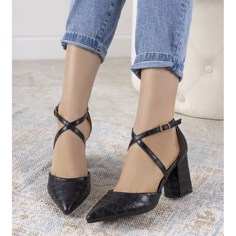 Escarpins noirs sur le poteau Strutt 1