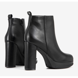 Bottes noires pour femmes sur un haut poteau par Feria le noir 1 Bottes noires pour femmes sur un haut poteau par Feria le noir 1