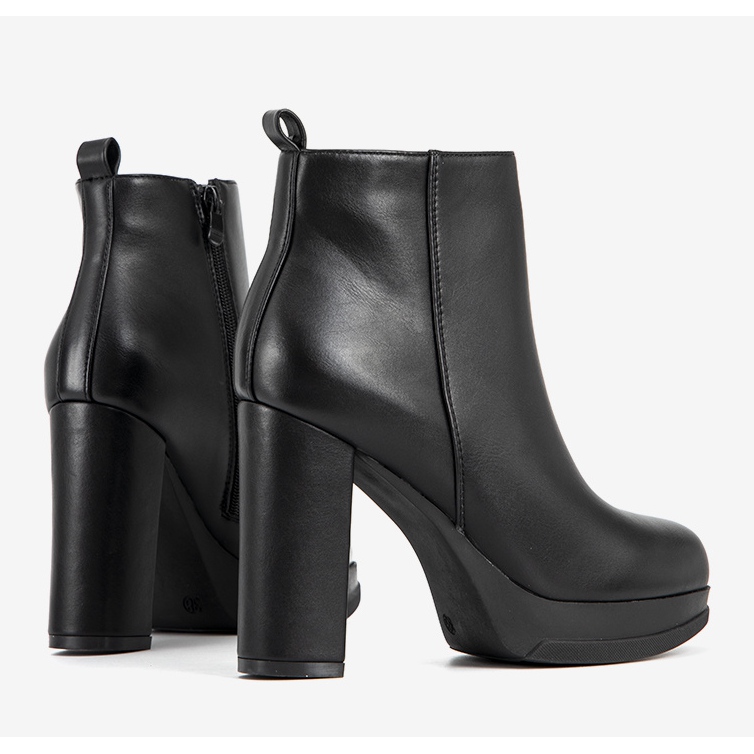 Bottes noires pour femmes sur un haut poteau par Feria 1