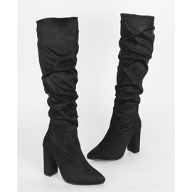 Bottes noires sur un haut poste de Mallory le noir 1