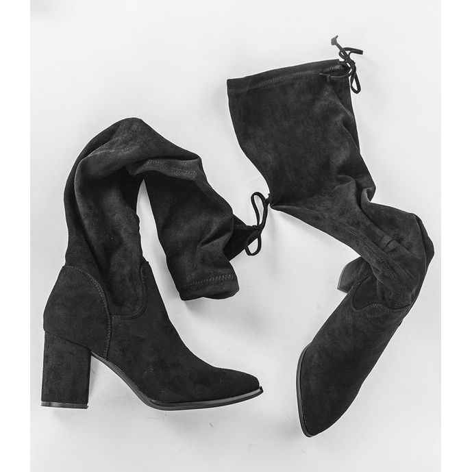 Bottes noires sur le poteau Tiffi le noir 1