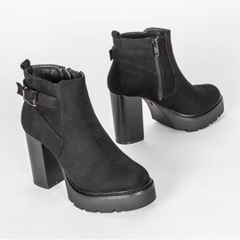 Bottines noires sur le poste de Katie 1