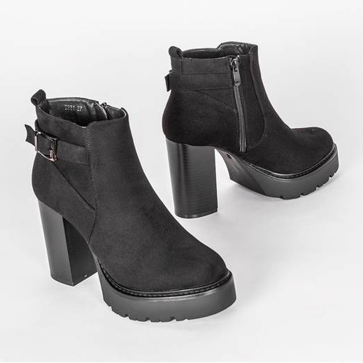 Bottines noires sur le poste de Katie 1