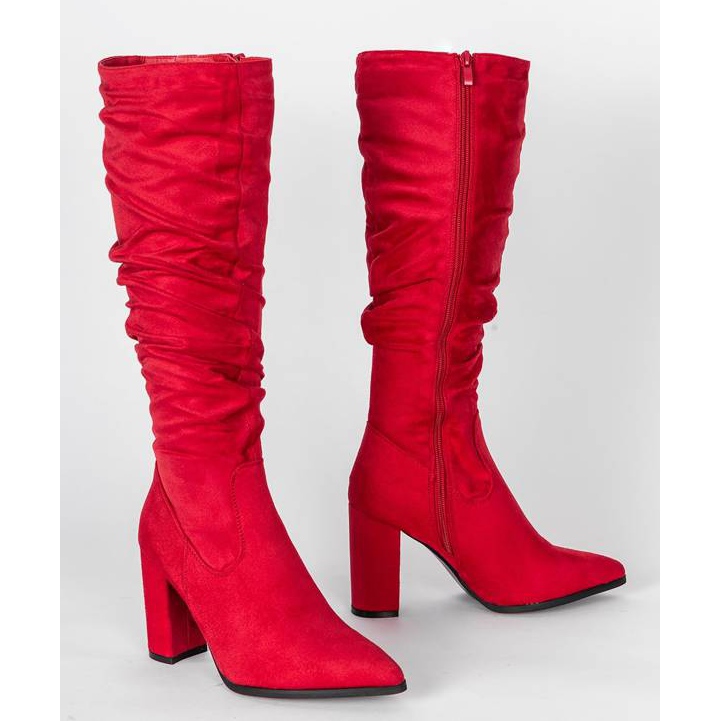 Bottes rouges sur un haut poteau Swing 1