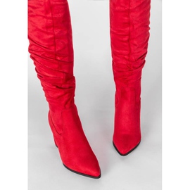 Bottes rouges sur un haut poteau Swing 2
