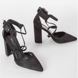 Escarpins noirs sur le poteau Piper 1