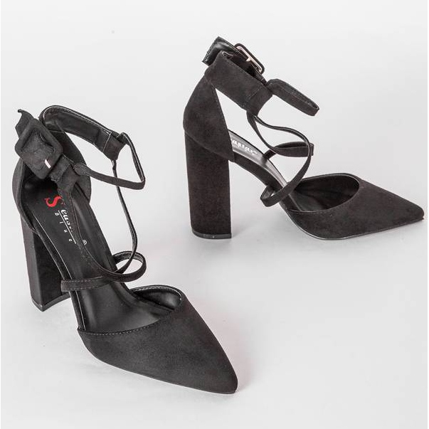 Escarpins noirs sur le poteau Piper 1