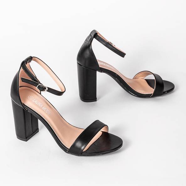 Sandales noires sur le poste de Dorothy le noir 1 Sandales noires sur le poste de Dorothy le noir 1