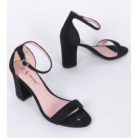 Sandales noires sur le poste de Bethany 1