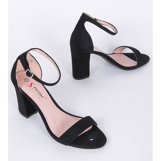 Sandales noires sur le poste de Bethany 1