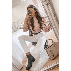 Bottes grises sur le post de Tina Grey 1