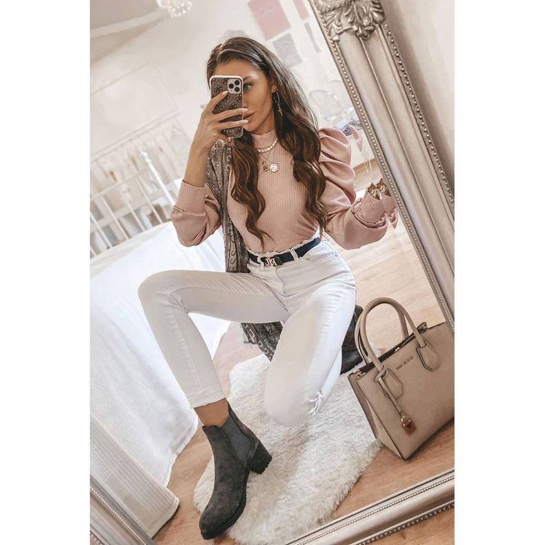 Bottes grises sur le post de Tina Grey 1