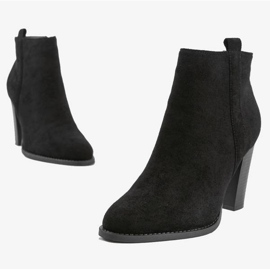 Bottines noires sur le poteau Pinata 1