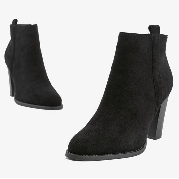 Bottines noires sur le poteau Pinata 1