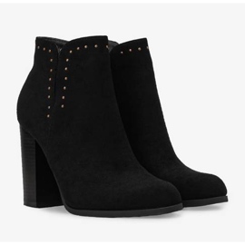 Bottines noires sur le poteau Cosette 1