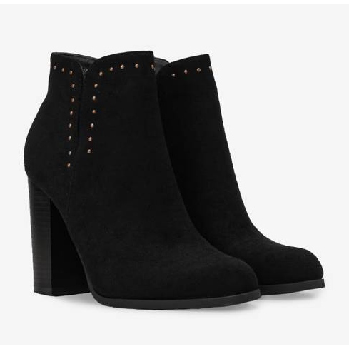 Bottines noires sur le poteau Cosette 1