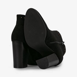 Bottines noires sur le poteau Cosette 2