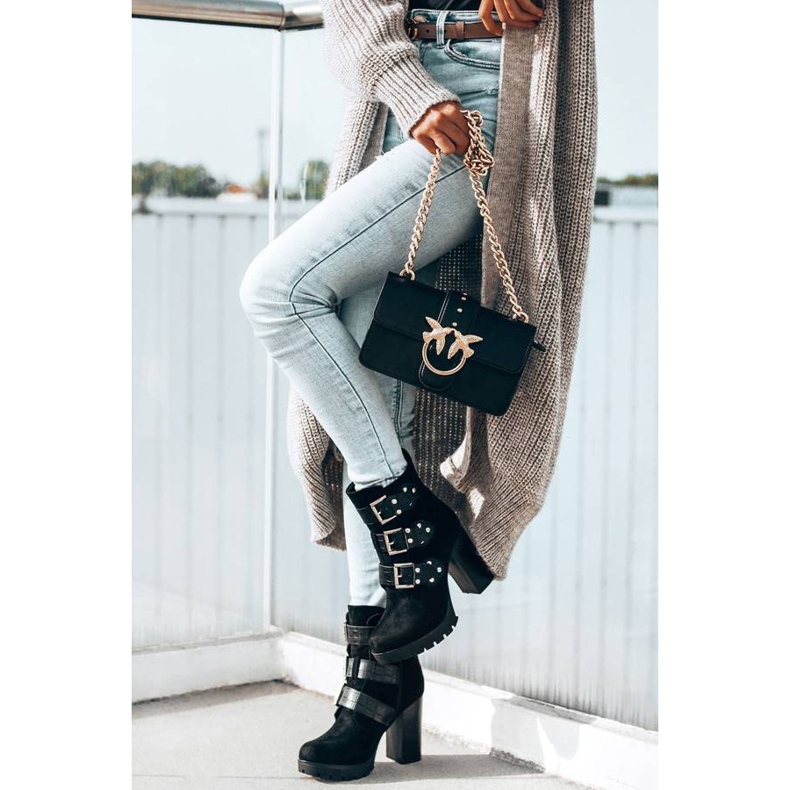 Bottes noires sur le poteau Corgi le noir 1