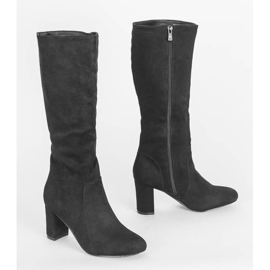 Bottes noires sur le poteau de Margot 1
