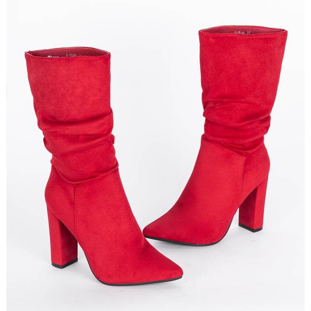 Des bottes rouges sur un poste haut pour Céline 1