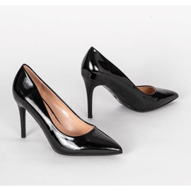 Talons hauts noirs avec une tige vernie April 1