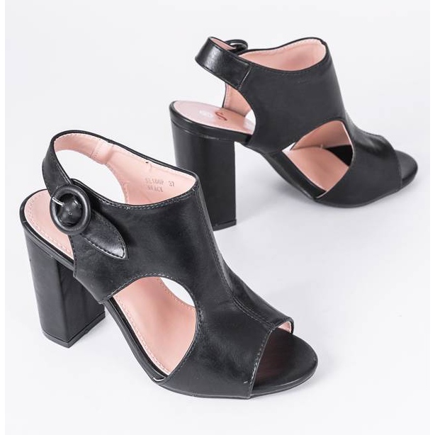 Sandales noires sur le poste Caitlin 1