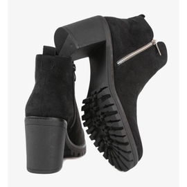 Bottines noires sur le Tiny post le noir 1