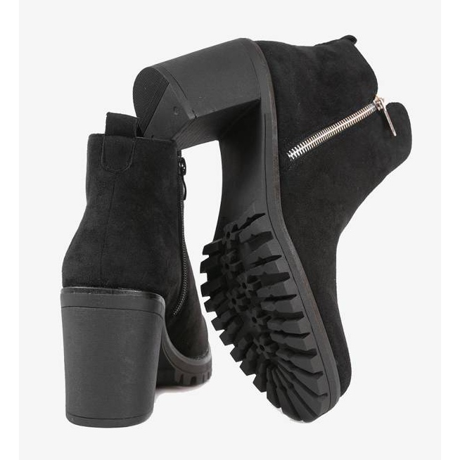 Bottines noires sur le Tiny post 1