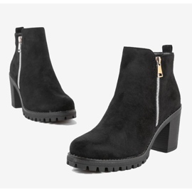 Bottines noires sur le Tiny post le noir 2