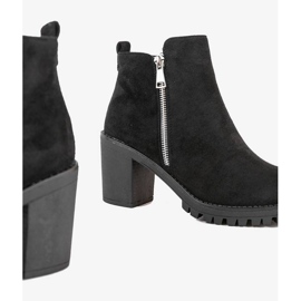 Bottines noires sur le Tiny post le noir 3