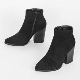 Bottines noires sur le post Mia 1