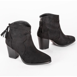 Bottes de cowboy noires sur le poste d'Abigail 1