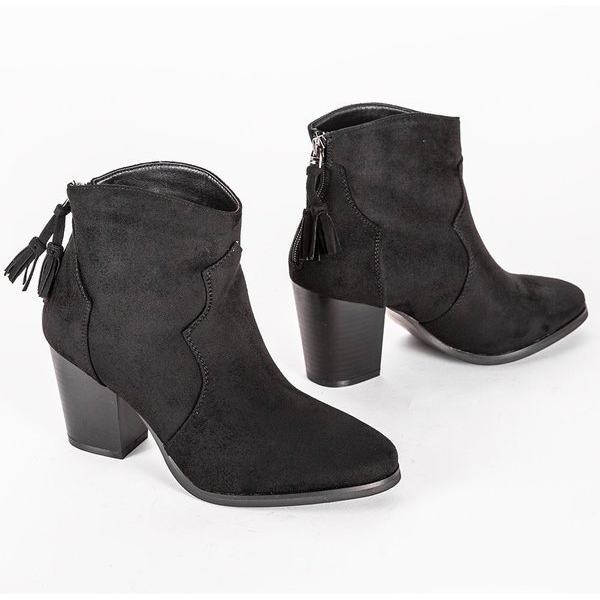 Bottes de cowboy noires sur le poste d'Abigail 1