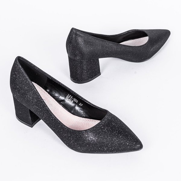 Escarpins noirs brillants sur le poste de Laita 1