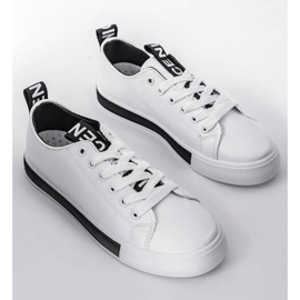 Les baskets blanches d'Alison sur une semelle plate noir 1