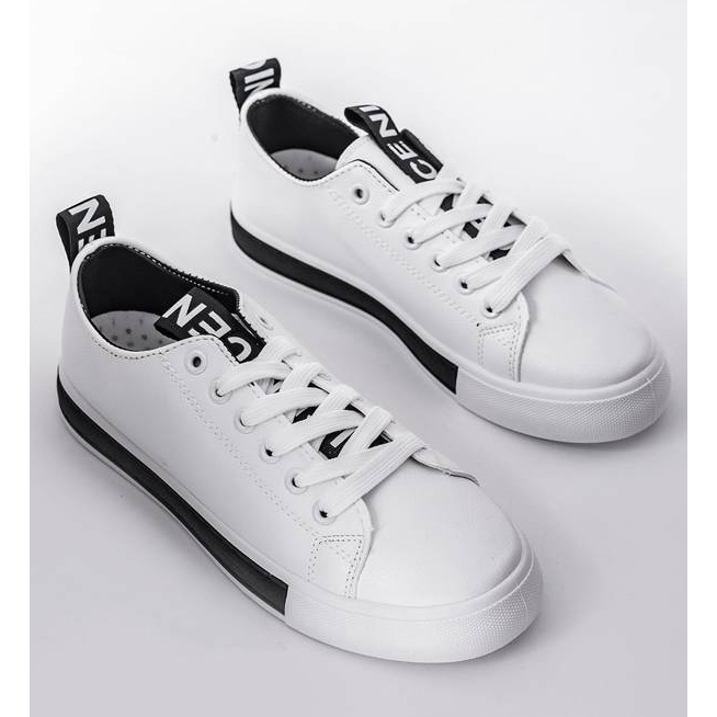 Les baskets blanches d'Alison sur une semelle plate noir 1