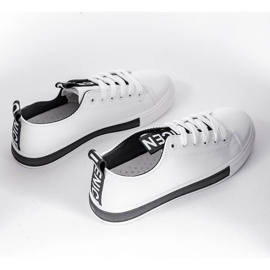 Les baskets blanches d'Alison sur une semelle plate le noir 2