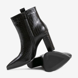 Bottines noires sur le poteau Zahara 2