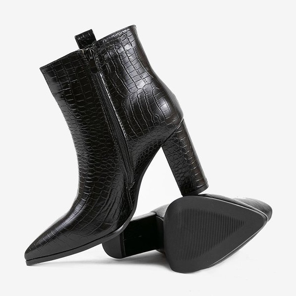 Bottines noires sur le poteau Zahara 2