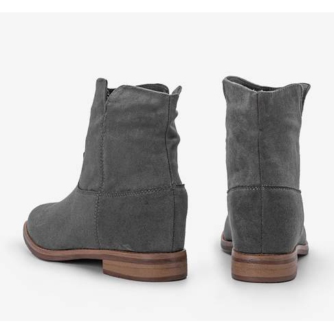 Bottes grises sur un coin intérieur Veni 2