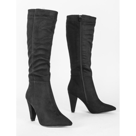 Bottes noires sur le poste Evelyn le noir 1