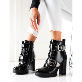 Erynn Bottes noires sur un poste élevé le noir 2