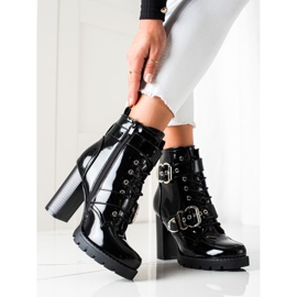 Erynn Bottes noires sur un poste élevé 1