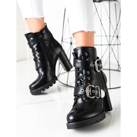 Erynn Bottes noires sur un poste élevé le noir 4