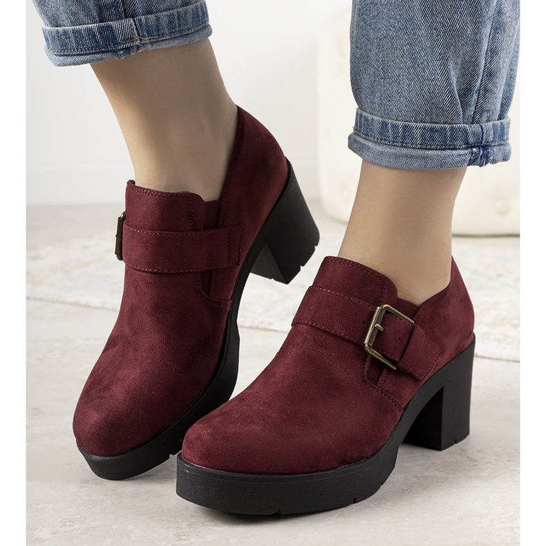 Les richelieus marrons au poste de Léonie rouge 1 Les richelieus marrons au poste de Léonie rouge 1