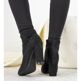 Bottines noires brillantes sur le poteau Birgit le noir 1