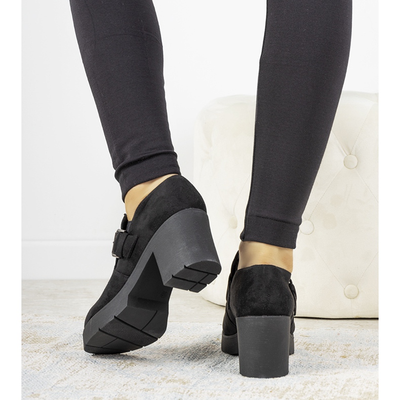 Chaussures noires sur le poste de Léonie le noir 1