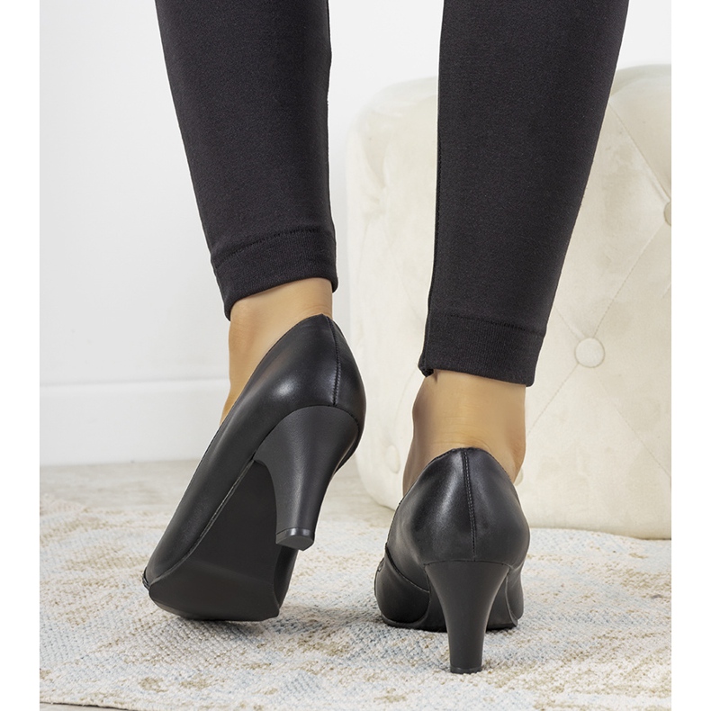 Escarpins noirs sur le poteau Molina le noir 1 Escarpins noirs sur le poteau Molina le noir 1