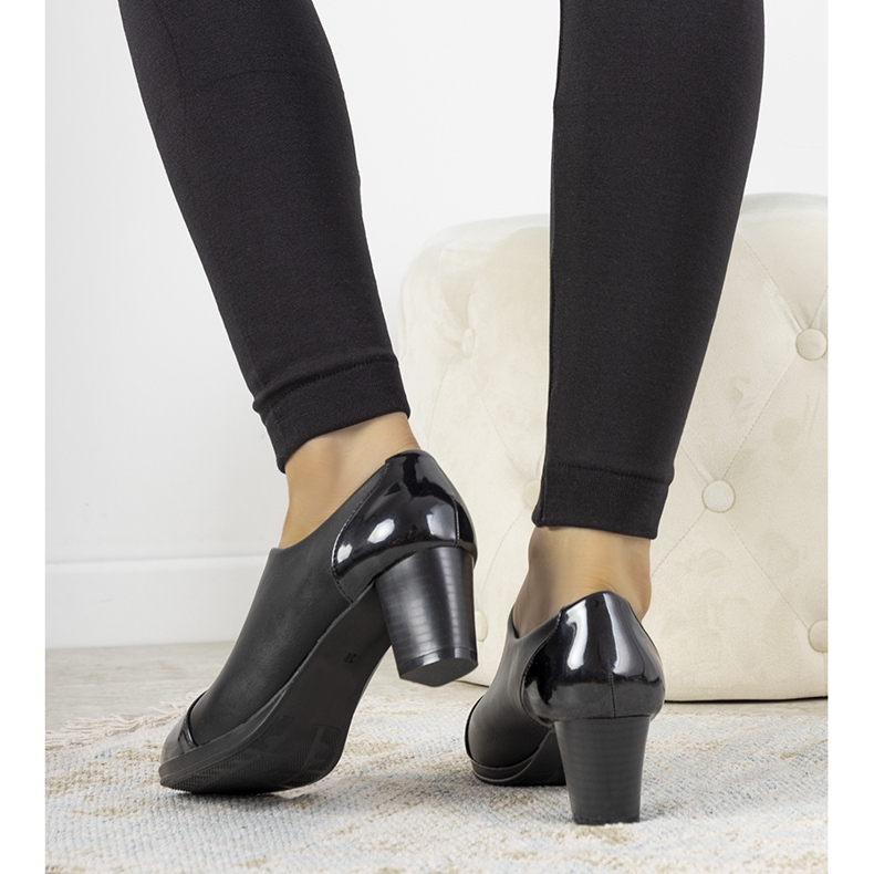 Chaussures noires sur le poste de Villareal 1